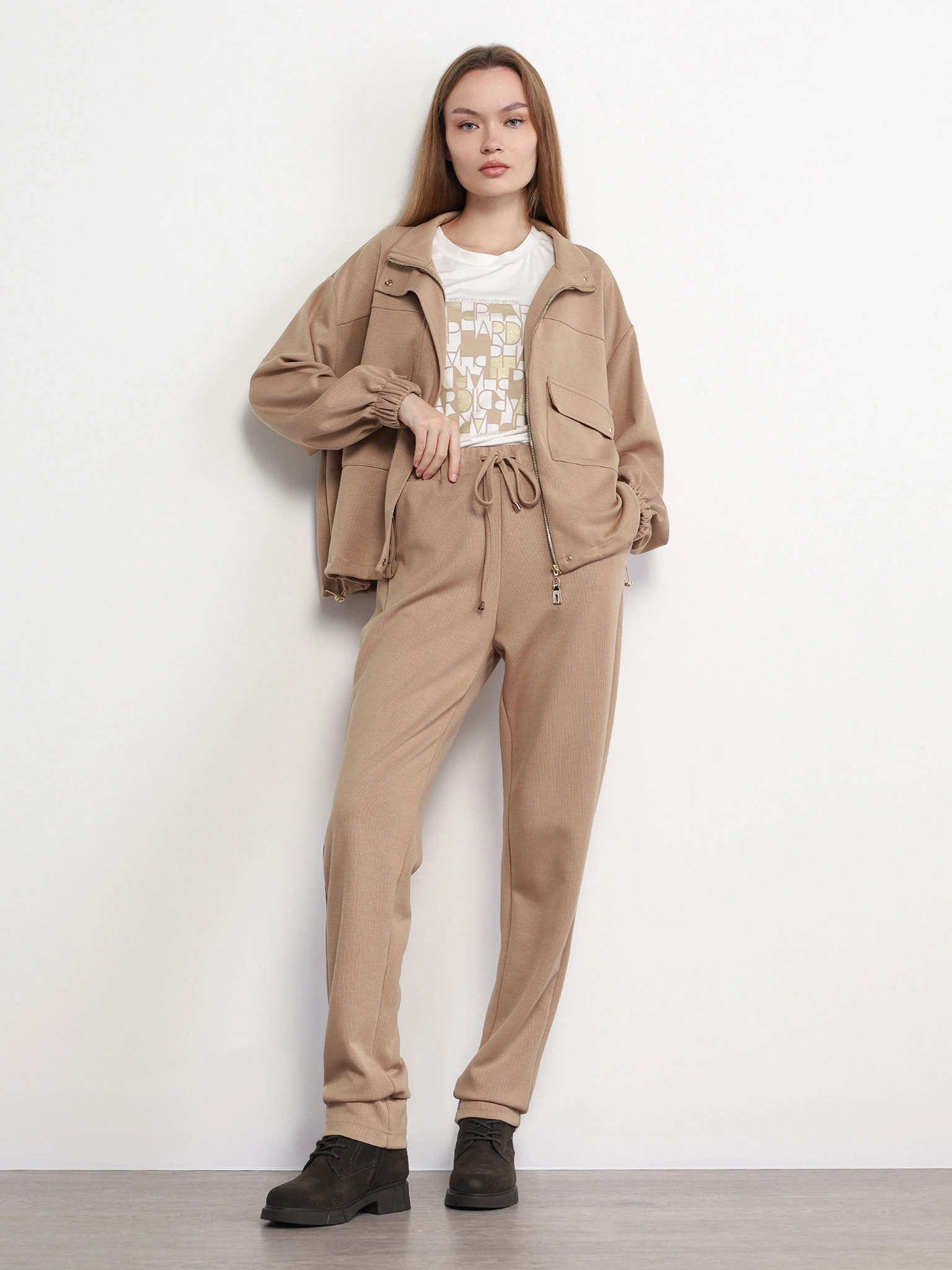 Брюки трикотажные бежевого цвета с эластичным поясом